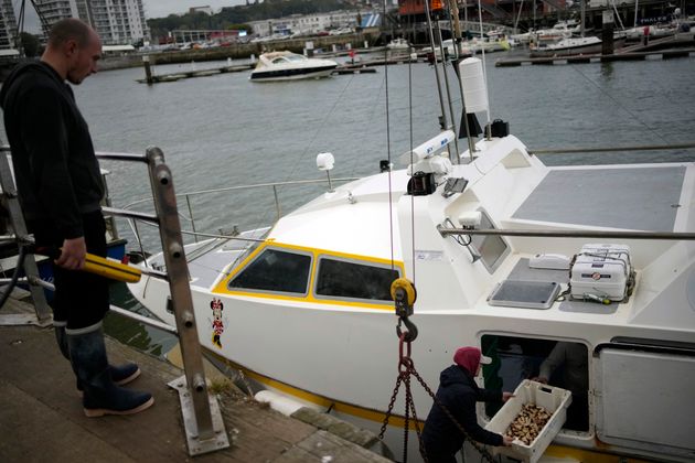 Des pêcheurs français déchargent leur cargaison au port de Boulogne-sur-Mer, le 15...