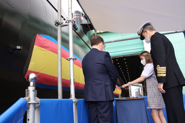 Amadrinando un submarino en Murcia, junto a su padre