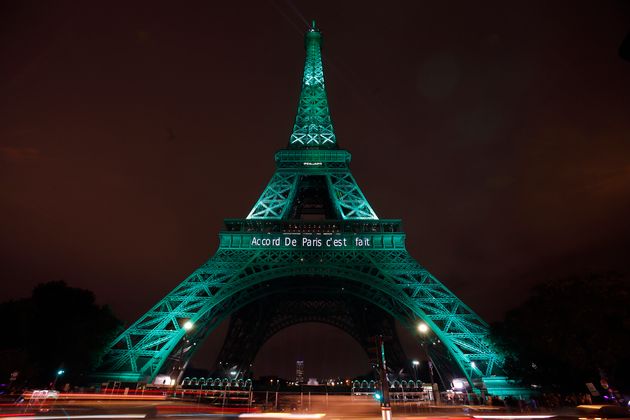 パリ協定が発効した2016年11月16日、フランス・パリのエッフェル塔には「パリ協定が発効された」とライトアップされた