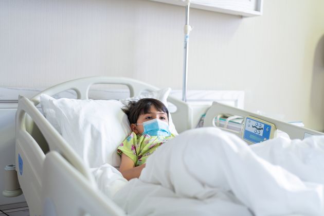 Pas assez de lits face à l'épidémie de bronchiolite?Inquiétude aux urgences pédiatriques (Photo d'illustration par aquaArts studio via Getty Images)