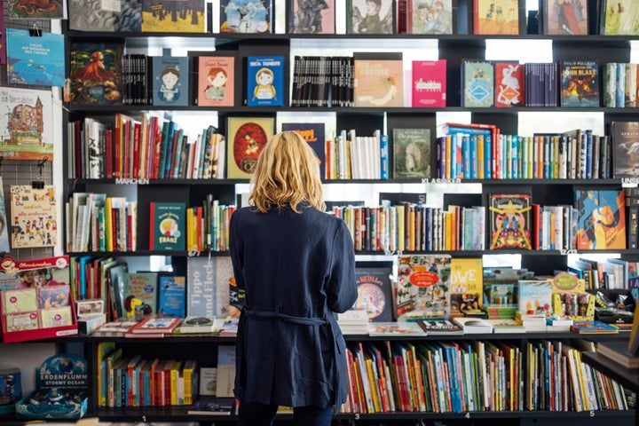 Una mujer en una librería.