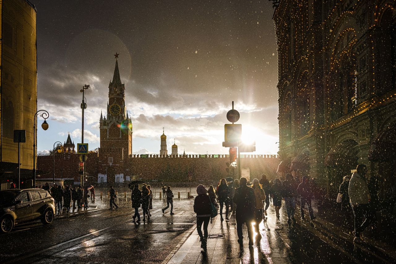 People cross the Red Square in Moscow on Oct. 23.