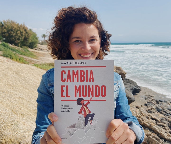 La activista María Negro con su libro 'Cambia el mundo'.