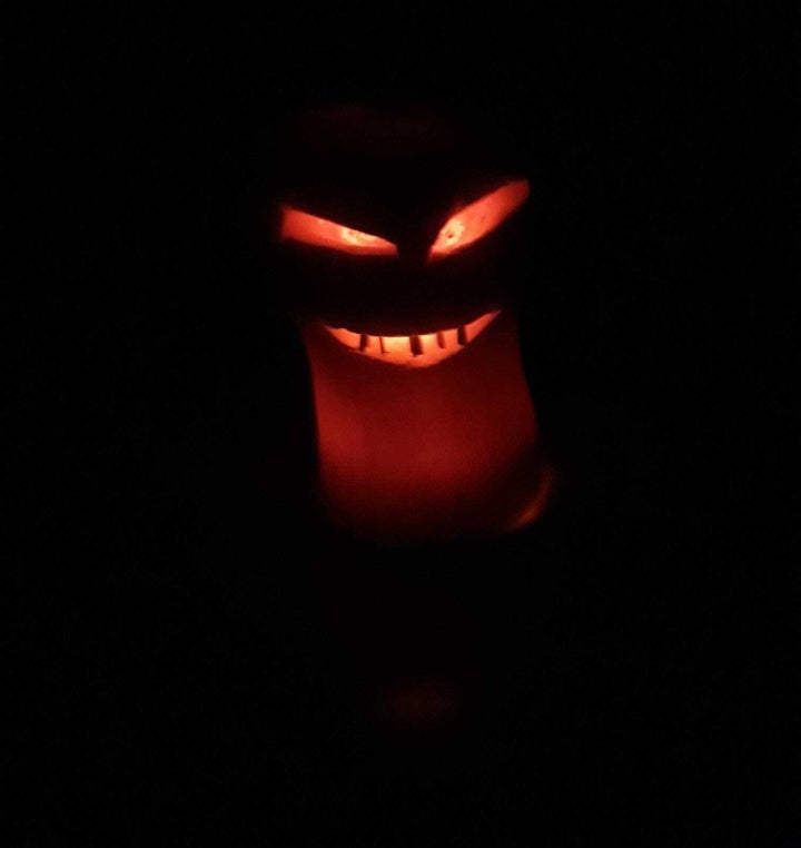 Así lucen las calabazas por la noche en Murcia.
