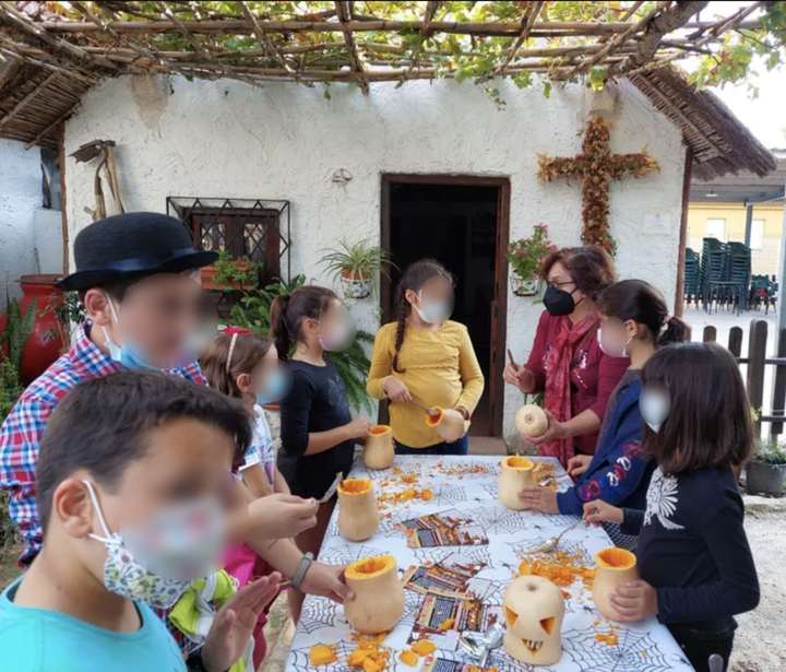 Niños tallando las típicas calabazas murcianas.