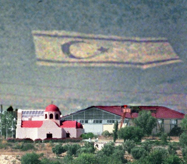 Η τουρκική σημαία που παράνομα έχει στηθεί στα κατεχόμενα κυπριακά εδάφη δεν μπορεί όσο και εάν κάποιοι προσπαθούν να σκιάσει το μικρό ορθόδοξο εκκλησάκι που στέκει εκεί για να υπενθυμίζει τι σημαίνει φασισμός και τι σημαίνει πολιτισμός.