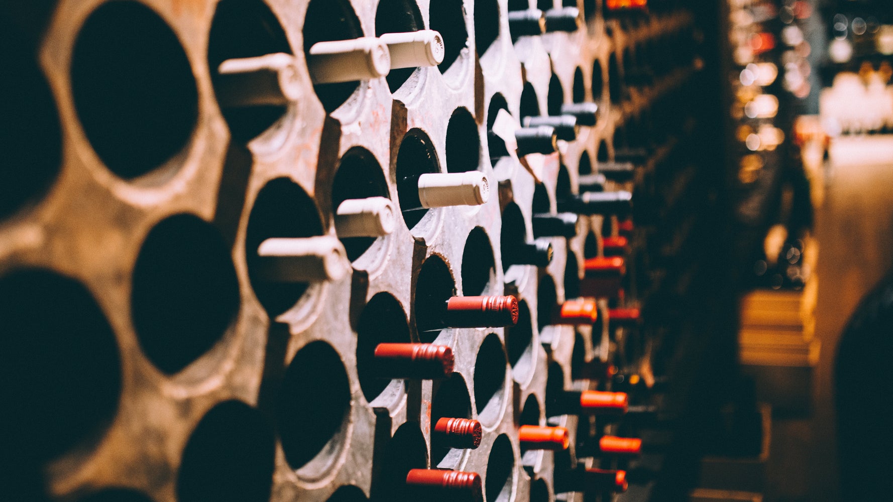 Diners discourage staff from stealing a rare $ 407,000 bottle of wine from a restaurant’s basement