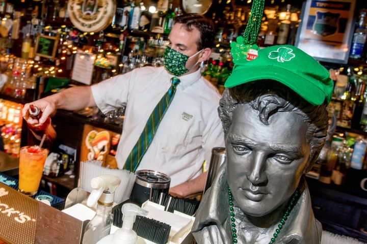 The Elvis Presley bust that was swiped from a central Illinois bar has been returned after the story of its theft attracted international attention.