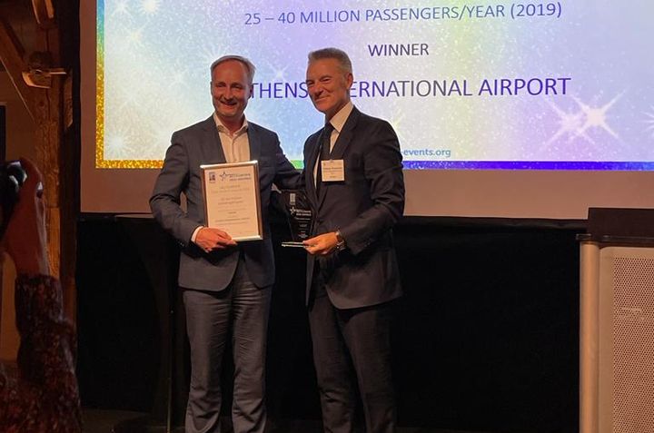 Ο CEO του Διεθνούς Αερολιμένα Αθηνών, Γιάννης Παράσχης, παραλαμβάνει το βραβείο από τον Διευθυντή Αερομεταφορών της Γενικής Διεύθυνσης Μεταφορών (DG MOVE) της Ευρωπαϊκής Επιτροπής, Filip Cornelis.