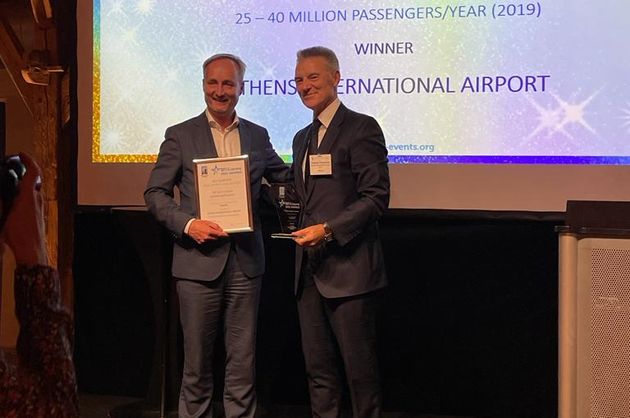 Ο CEO του Διεθνούς Αερολιμένα Αθηνών, Γιάννης Παράσχης, παραλαμβάνει το βραβείο από τον Διευθυντή Αερομεταφορών...