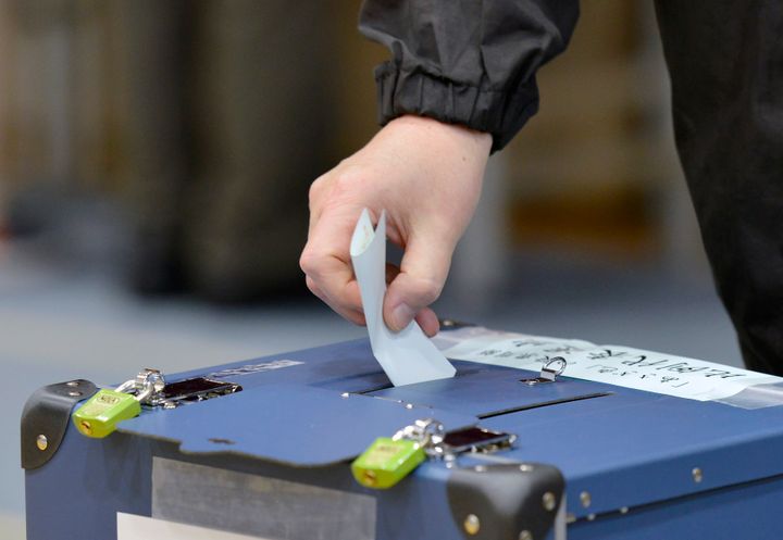 2017年の衆院選、東京都新宿区で投票する有権者