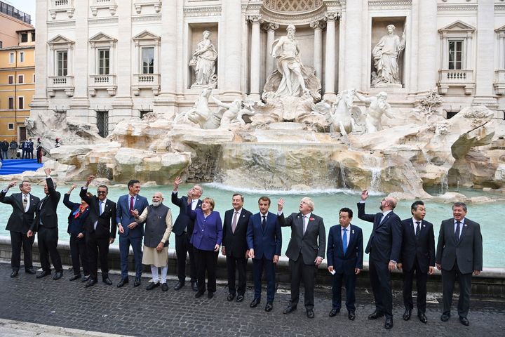 Οι ηγέτες της G20 ρίχνουν κέρματα μέσα στη Φοντάνα ντι Τρέβι κατά τη διάρκεια εκδήλωσης για τη σύνοδο κορυφής της G20 στη Ρώμη, Κυριακή, Οκτωβρίου. 31, 2021.