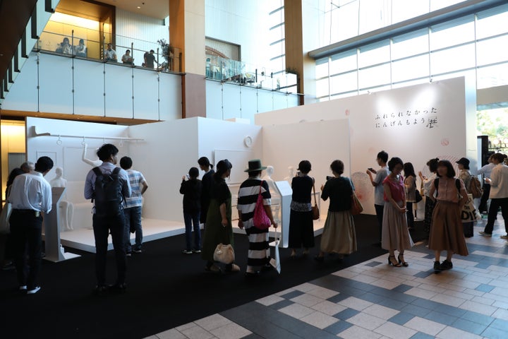 乾癬患者さんの日常の悩みをアートで表現した「ふれられなかったにんげんもよう展」。