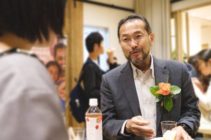 患者さんとのイベントでお話する奥瀬さん。