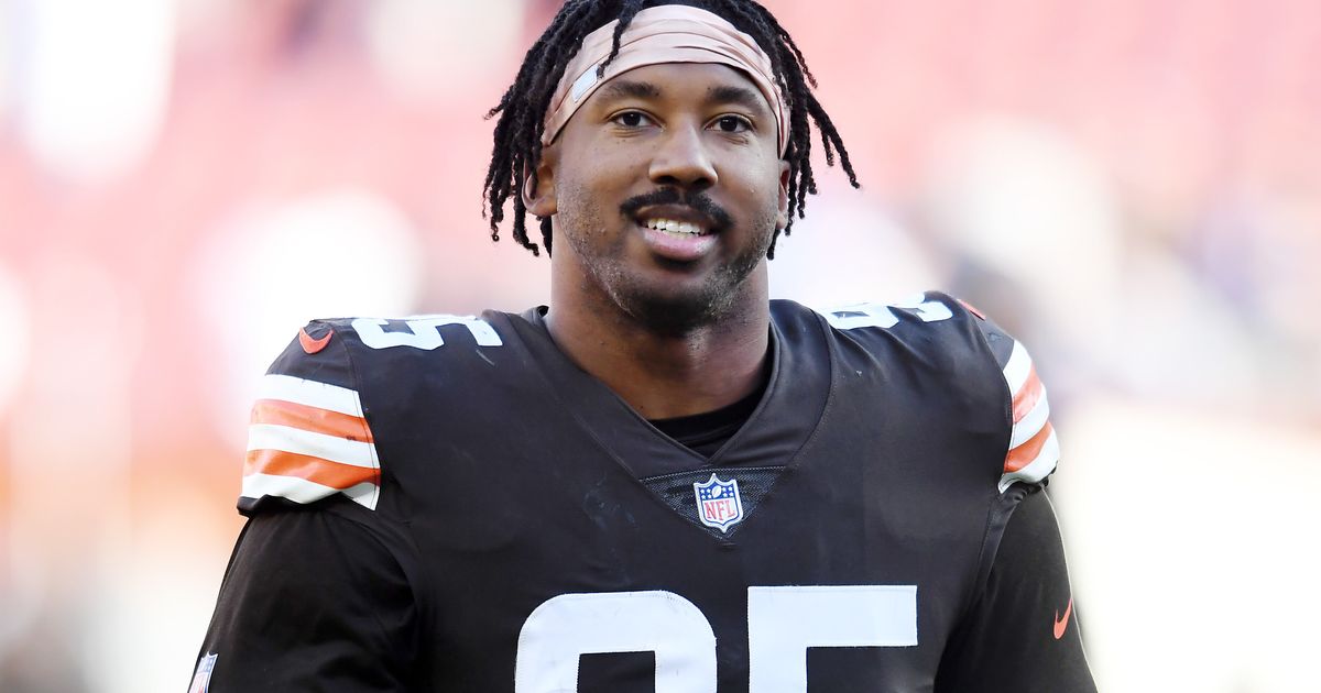 Myles Garrett wears QB grim reaper Halloween costume to stadium