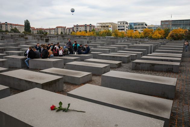 Un grupo de personas en el Memorial del Holocausto en Berlín, en