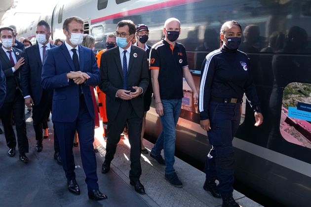Emmanuel Macron et Jean-Pierre Farandou à la Gare de Lyon, à Paris, le 17 septembre 2021.