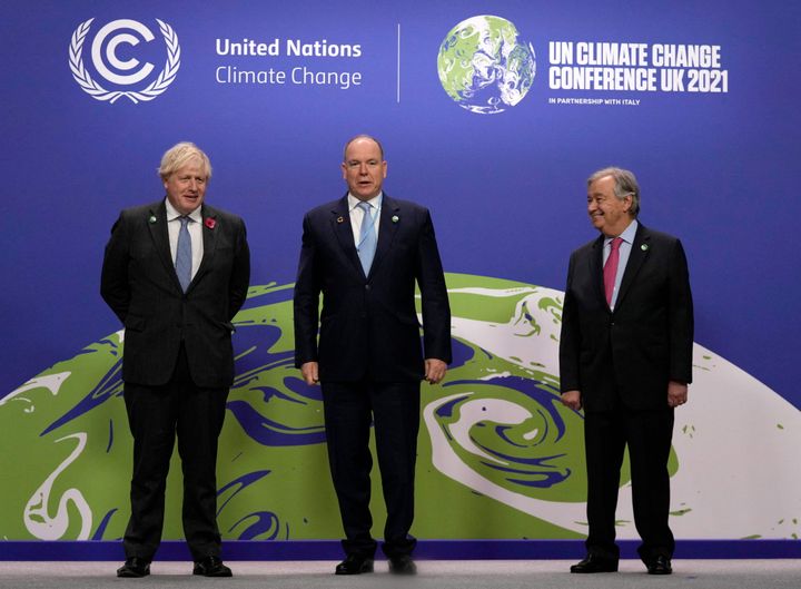 気候変動について警鐘を鳴らした国連のグテーレス事務総長（右）。左はジョンソン英首相、中央はモナコのアルベール2世公＝2021年11月1日、英グラスゴー