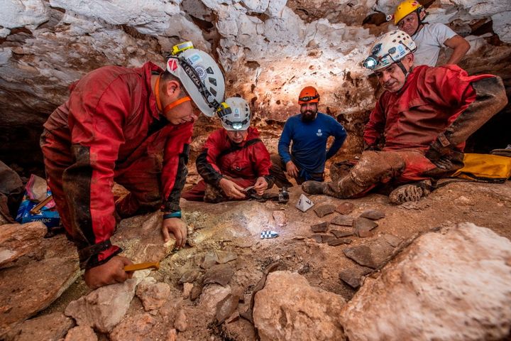 Οι αρχαιολόγοι του Εθνικού Ινστιτούτου Ανθρωπολογίας και Ιστορίας (INAH) παρατηρούν θραύσματα αγγείων που ανακάλυψαν σε σπηλιά, κατά τις εργασίες για την κατασκευή του τρένου των Μάγια.