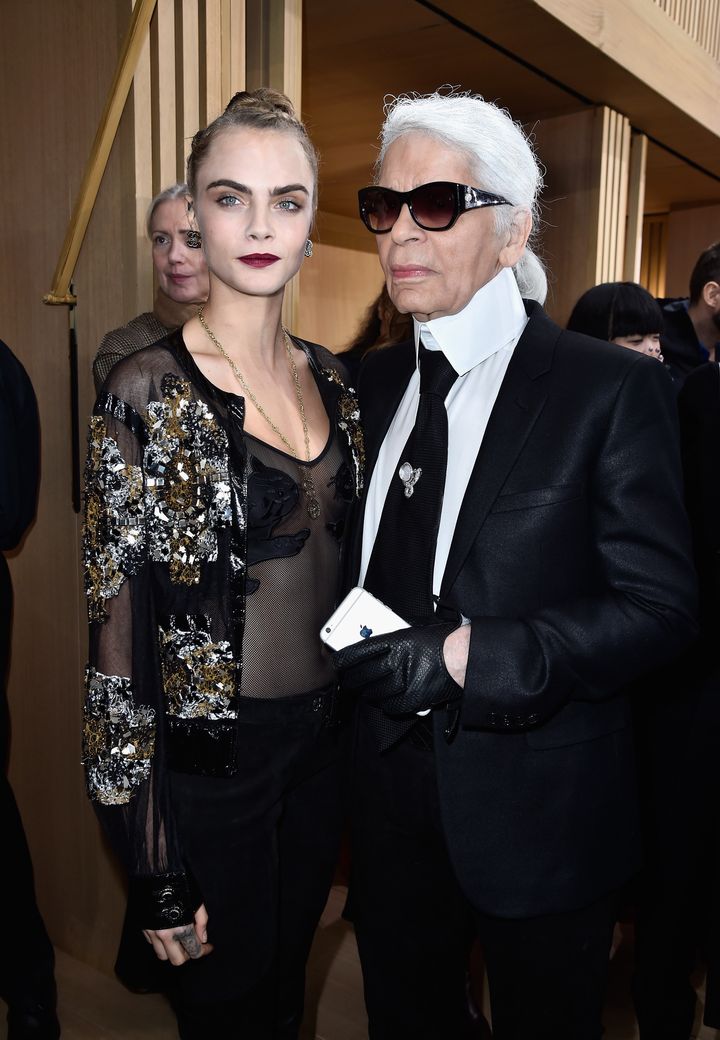 Μετράει χρόνια αυτή η φιλία. Ο Καρλ Λάγκερφελντ με την Κάρα Ντελεβίν στην επίδειξη του οίκου Chanel για την άνοιξη και το καλοκαίρι του 2016. 