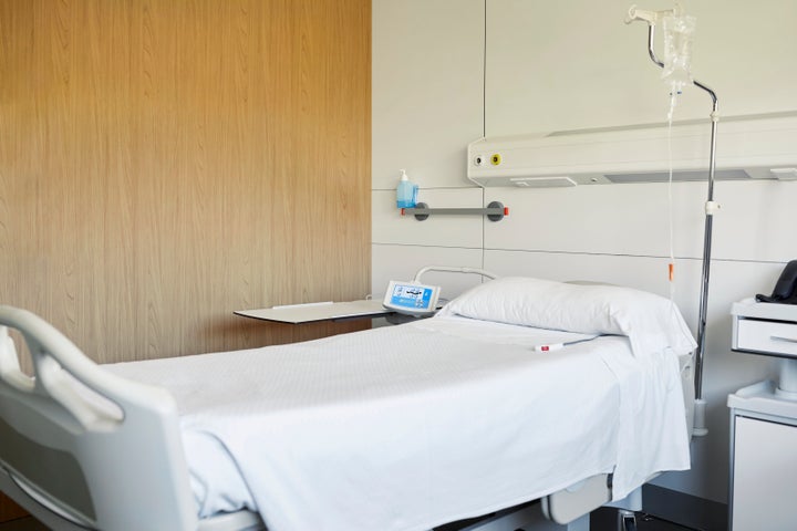Des services d'urgences ferment partout en France, "la situation est catastrophique" (Photo d'illustration: un lit d'hôpital vide par Morsa Images via Getty Images)
