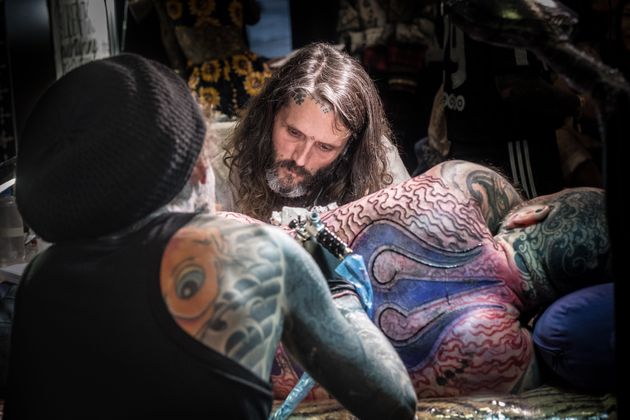 Un homme se fait tatouer au Mondial du tatouage à Paris, le 10 mars 2018.