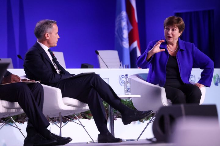 Ο πρώην Διοικητής της Τράπεζας της Αγγλίας Mαρκ Κάρνεϊ και η διευθύνουσα σύμβουλος του Διεθνούς Νομισματικού Ταμείου, Kρισταλίνα Γκεοργίεβα παρευρίσκονται στη Διάσκεψη του ΟΗΕ για την Κλιματική Αλλαγή (COP26) στη Γλασκώβη, Σκωτία, Βρετανία, 3 Νοεμβρίου 2021. REUTERS/Yves Herman