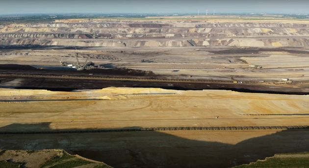 La mine à ciel ouvert de Garzweiler s’enfonce dans le sol à une profondeur de 400 mètres et s’étend sur une superficie de 48 km2. Elle est l’une des plus grandes mines de charbon d’Europe, mais aussi le site le plus polluant de tout le continent.