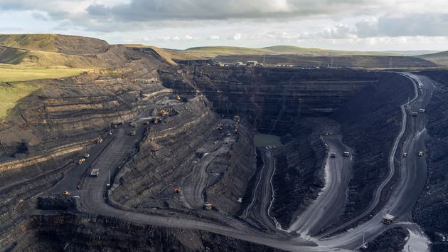  Une vue aérienne de la mine de charbon à ciel ouvert Ffos-y-Fran le 1er novembre 2021 à Merthyr Tydfil, Pays de Galles. La mine de charbon à ciel ouvert, qui doit fermer en 2022, est l'une des rares mines de ce type au Royaume-Uni, qui s'engage à cesser de brûler du charbon pour produire de l'électricité d'ici le 1er octobre 2024. 