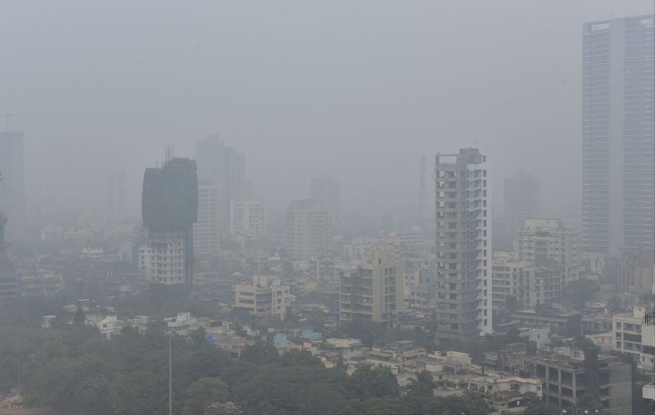 Thick smog envelopes Shivaji Park, Mumbai, in January 2021.