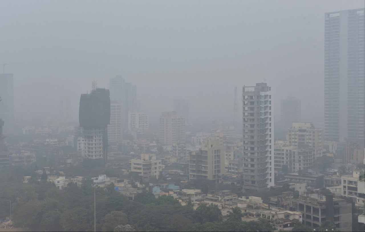 Thick smog envelopes Shivaji Park, Mumbai, in January 2021.