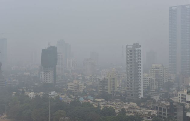 Thick smog envelopes Shivaji Park, Mumbai, in January