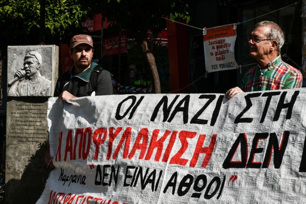 Διαμαρτυρία στο μνημείο του Παύλου Φύσσα στο Κερατσίνι από τον Αντιφασιστικό Συντονισμό και την καμπάνια