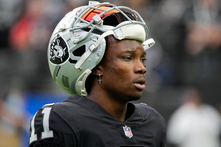 El receptor abierto de los Raiders de Las Vegas, Henry Ruggs III, camina en el campo antes de un partido de fútbol americano de la NFL contra los Chicago Bears, el 10 de octubre de 2021, en Las Vegas.  La policía de Las Vegas dijo que Ruggs enfrenta un cargo por conducir bajo la influencia después de un accidente automovilístico en llamas la madrugada del martes 2 de noviembre de 2021. 