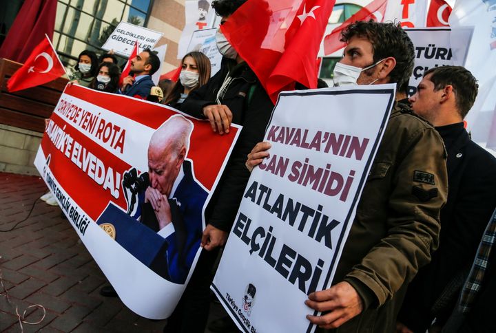 Μέλη της Τουρκικής Ένωσης Νεολαίας (TGB) συγκεντρώνονται για να υποστηρίξουν το αίτημα του Προέδρου Ταγίπ Ερντογάν για την απέλαση πρεσβευτών 10 δυτικών χωρών μπροστά από την Πρεσβεία των ΗΠΑ στην Άγκυρα, Τουρκία, στις 25 Οκτωβρίου 2021.