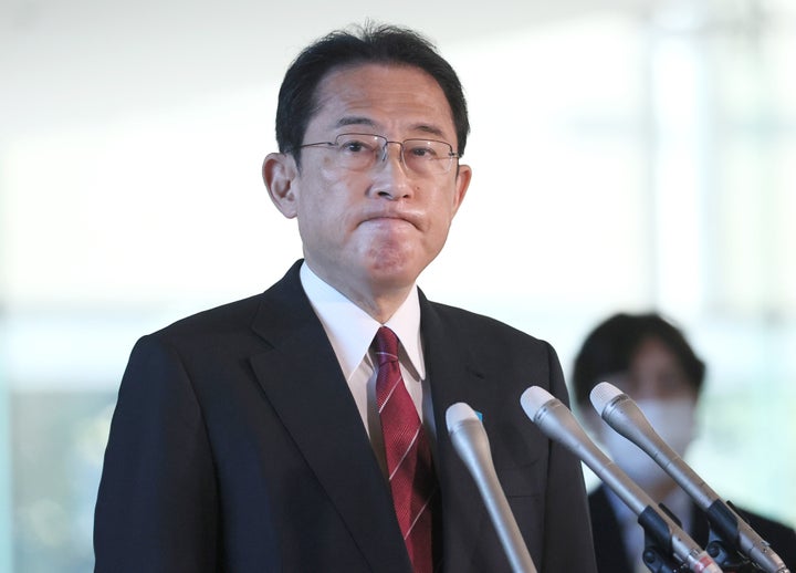 記者の取材に応じる岸田文雄首相＝11月4日、首相官邸