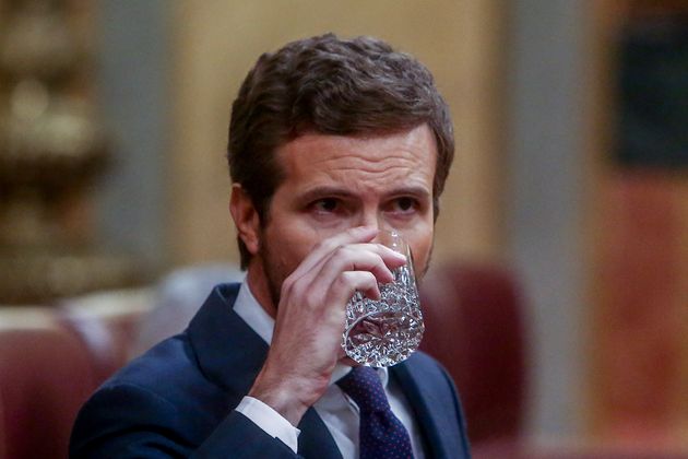 El líder del PP, Pablo Casado, bebiendo agua durante su intervención en el debate de las enmiendas a...