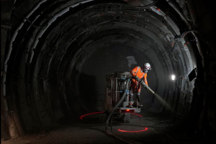 Ένας εργαζόμενος ψεκάζει ένα στρώμα προστασίας από τσιμέντο σε μια σήραγγα για ραδιενεργά απόβλητα σε ένα υπόγειο εργαστήριο.