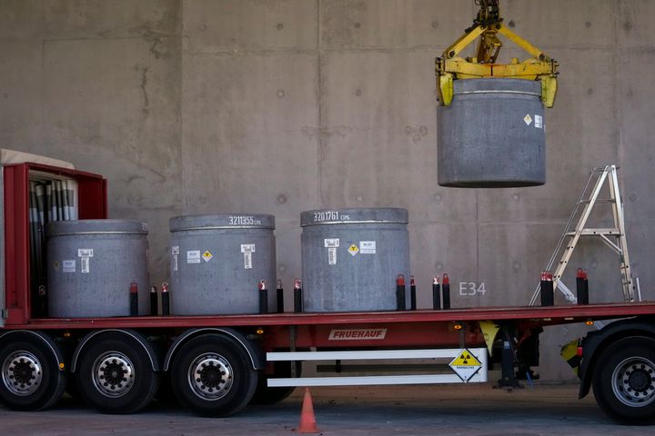 Η αποθήκευση ραδιενεργών αποβλήτων ανυψώνεται από ένα φορτηγό σε μια αποθήκη σφραγισμένη με σκυρόδεμα στην περιοχή Aube της ανατολικής Γαλλίας που διαχειρίζεται η γαλλική υπηρεσία διαχείρισης ραδιενεργών αποβλήτων