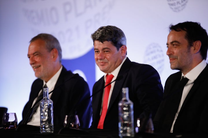 Los tres guionistas, en la rueda de prensa tras ganar el Premio Planeta.