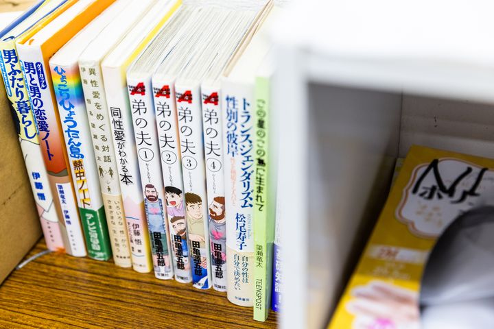 稽古場に置かれていた数々の本。中には伊藤さんと簗瀬さんの著作や、LGBTQを題材とした書籍があった