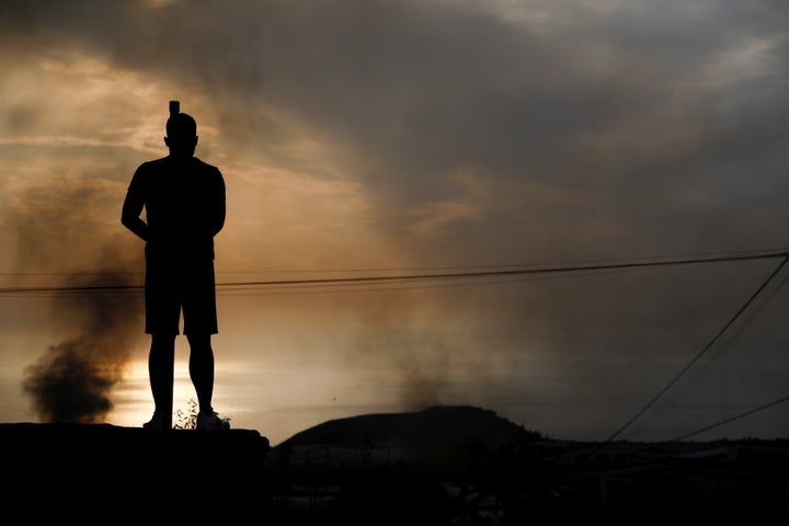Un vecino contempla la que era su casa antes de la llegada de la lava