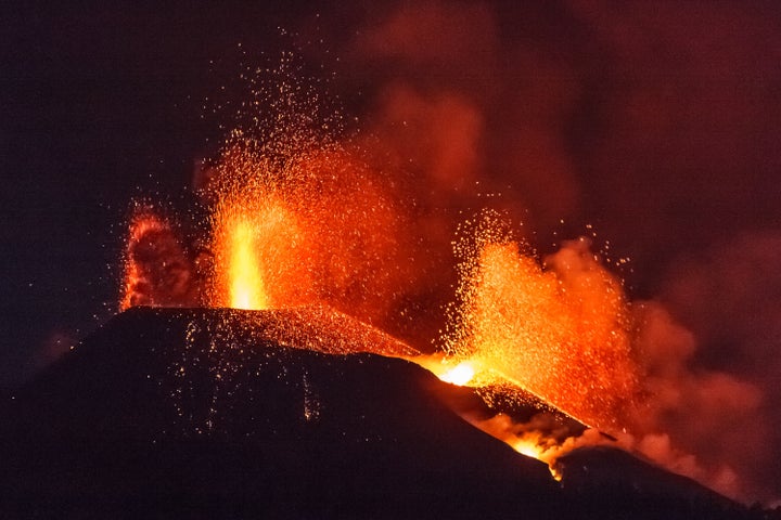 Cumbre Vieja, en plena acción una noche como en los últimos 40 días