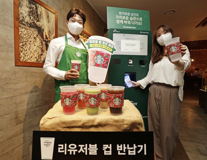모델들이 5일 오전 서울 중구 태평로 한 매장에서 사용될 다회용컵과 반납기를 선보이고 있다. 김명진 기자