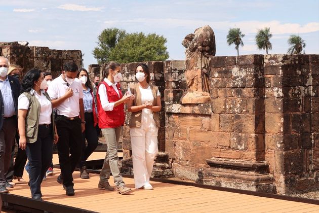 La reina Letizia y la primera dama de Paraguay, Silvana López, durante la visita a antiguas misiones...