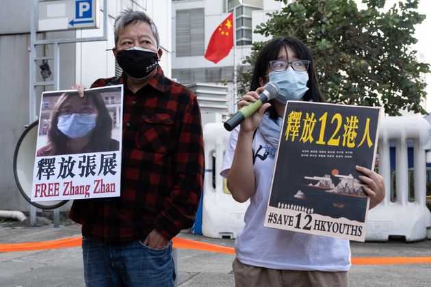 Le 20 décembre 2020, des militants manifestent à Hong Kong pour réclamer la libération de Zhang Zhan. Condamnée à 4 ans de prisons pour avoir filmé les hôpitaux saturés de Wuhan en début de pandémie, elle est aujourd'hui en danger de mort après une grève de la faim, selon sa famille. 