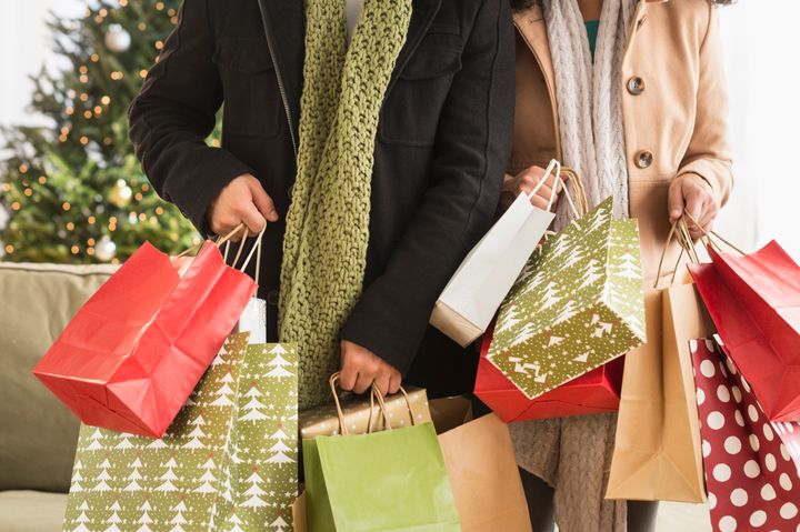 Una pareja aprovecha para hacer las compras navideñas.