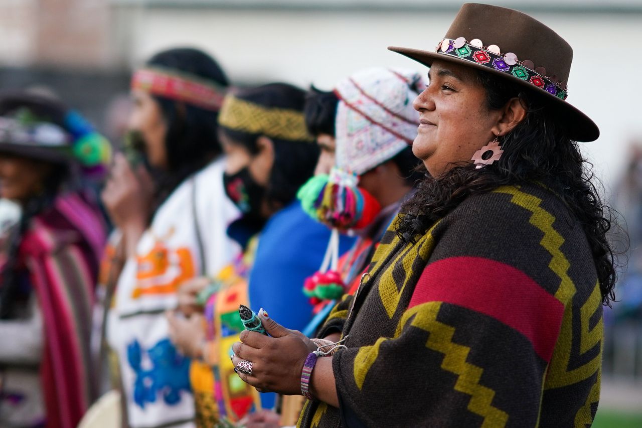 Los indígenas Minga, un grupo de líderes indígenas que participan en eventos oficiales y alternativos en la Cumbre del Clima COP26