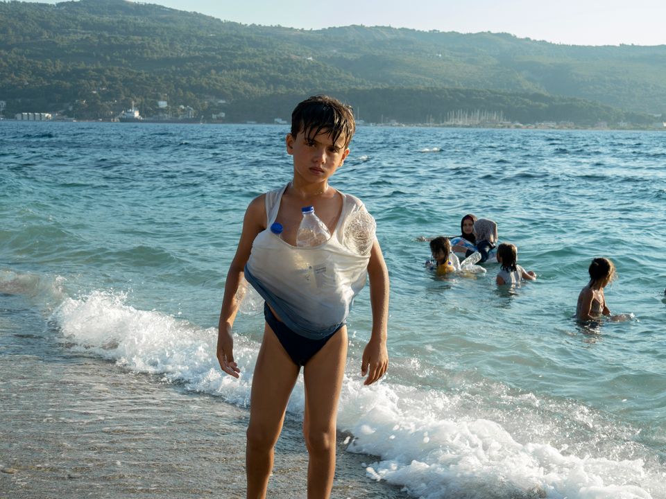[Samos, Grecia, luglio 2020] Un bambino siriano uscito dal mare dopo aver tentato di imparare a...