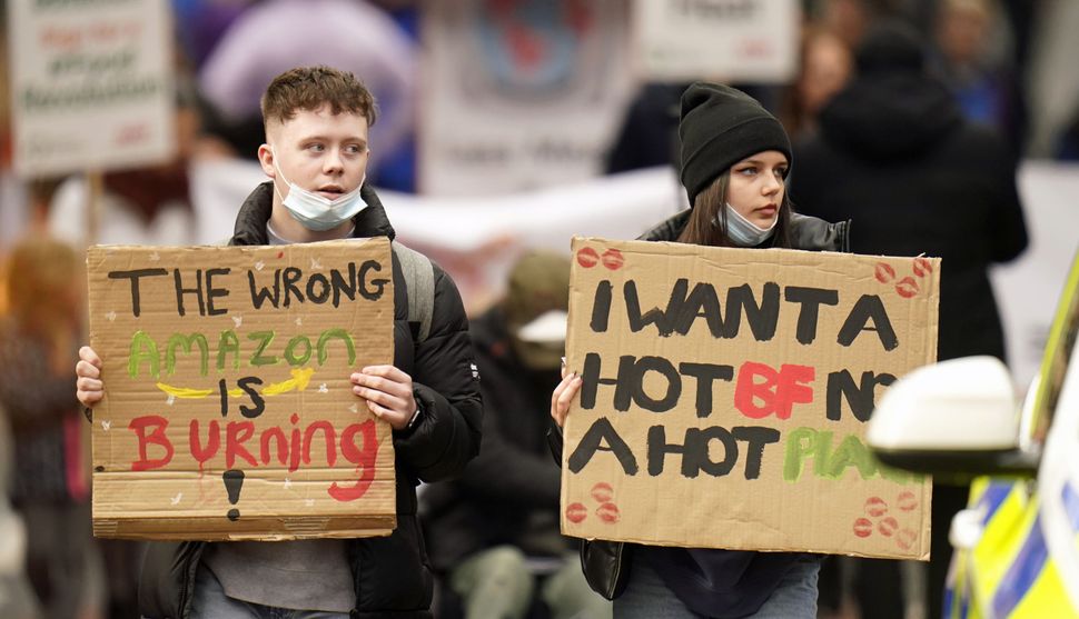 COP26: Τα πιο έξυπνα μηνύματα σε πλακάτ από την διαμαρτυρία για το